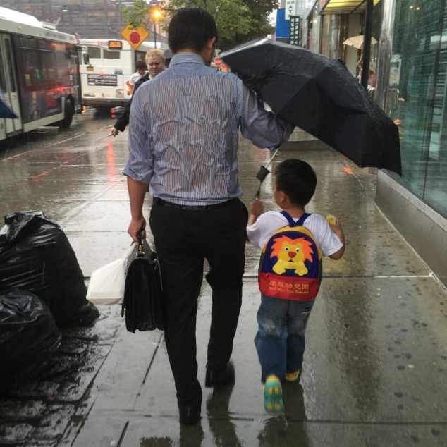 对话“雨伞爸爸”：推动中国中小学财经教育，为了对儿子的爱