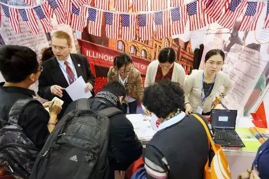 川普移民政策“见效”：美高校外国学生申请人数下降四成