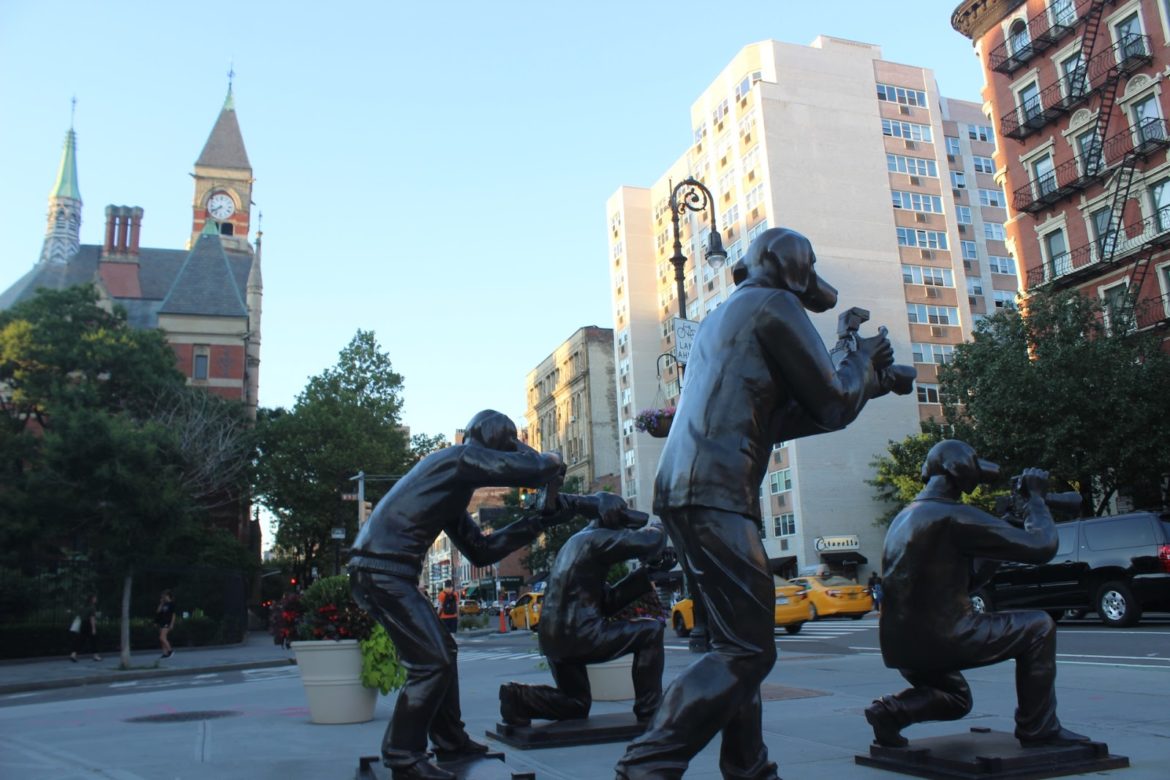 纽约曼哈顿格林威治村的狗仔队：四狗分队青铜雕塑